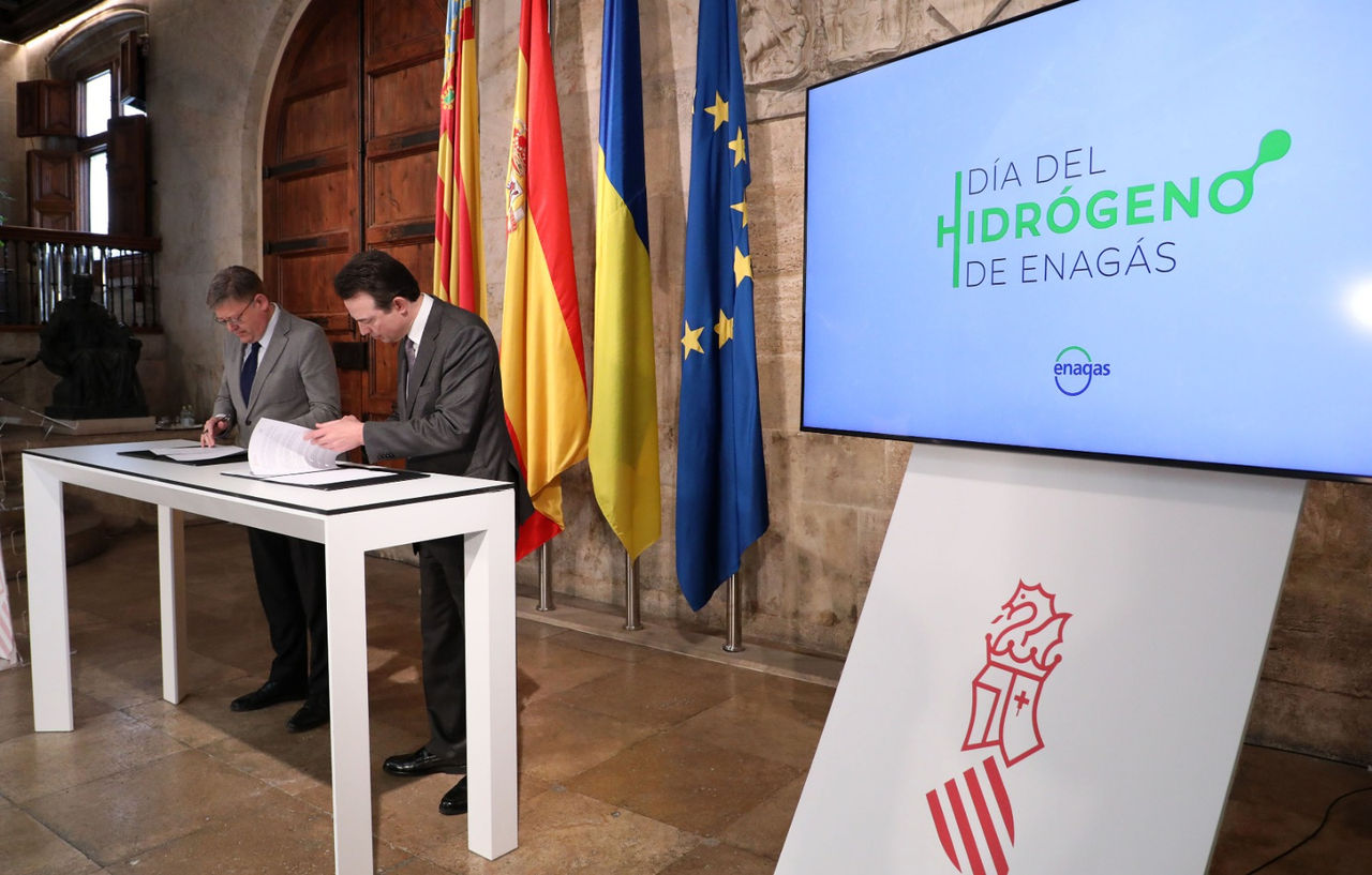 Ximo Puig y Arturo Gonzalo durante la firma