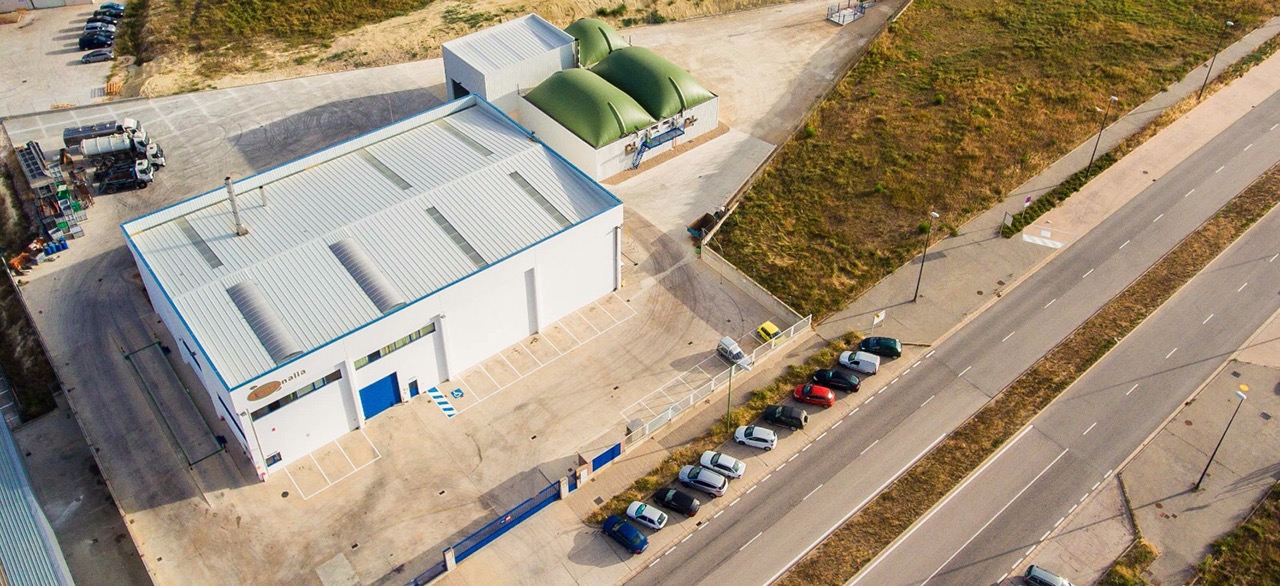 Fotografía aérea de una planta de biogás