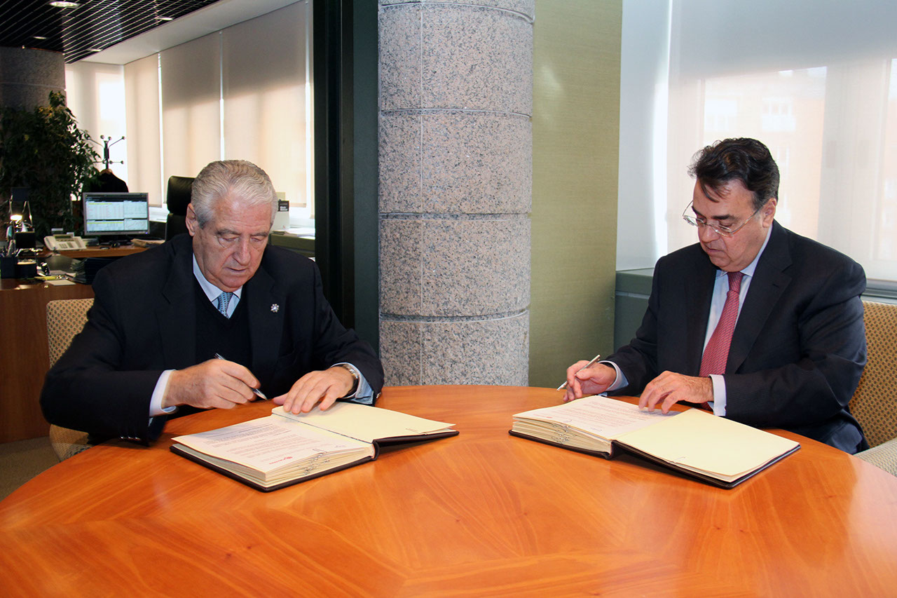  El Presidente de Cáritas, Rafael del Río y el Presidente de Enagás, Antonio Llardén, durante la firma del acuerdo.