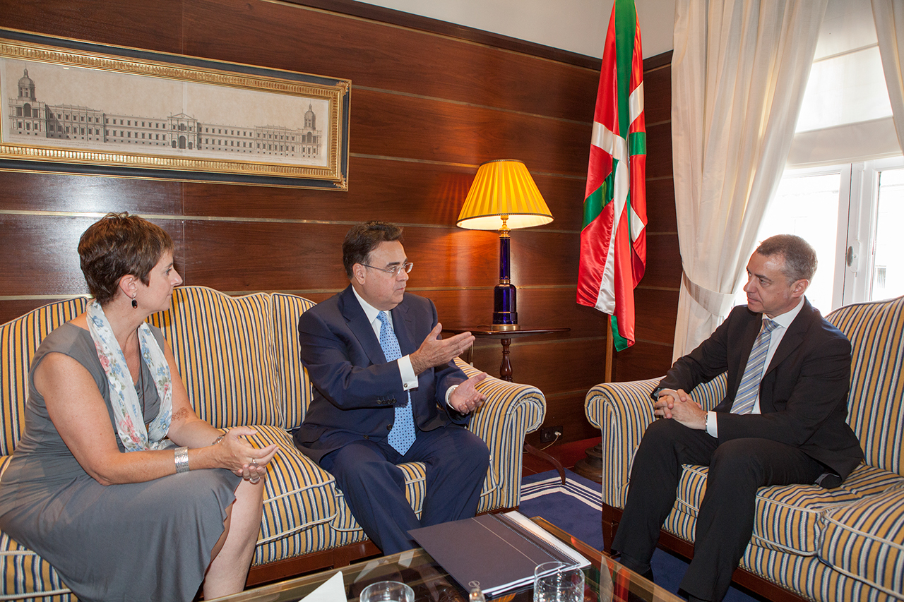 De izquierda a derecha, la Consejera de Desarrollo Económico y Competitividad del Gobierno Vasco, Arantza Tapia, el Presidente de Enagás, Antonio Llardén, y el Lehendakari, Iñigo Urkullu.