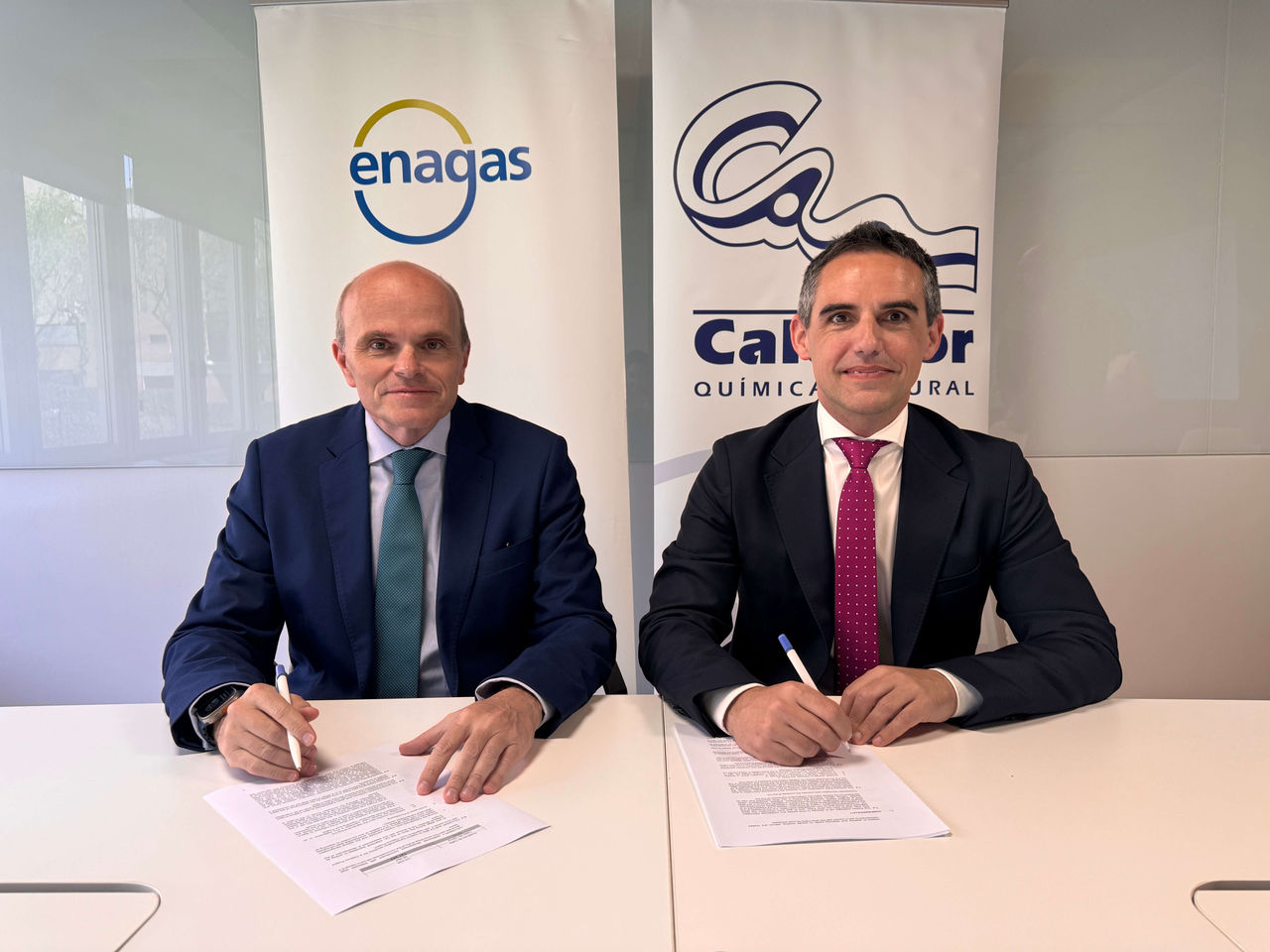 Profesionales en la Planta de Regasificación de Enagás
