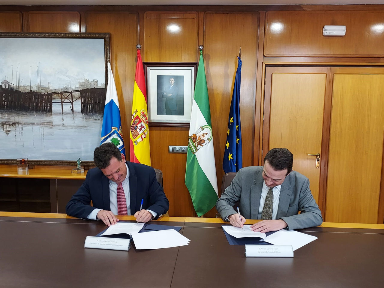 Profesionales firmando un acuerdo