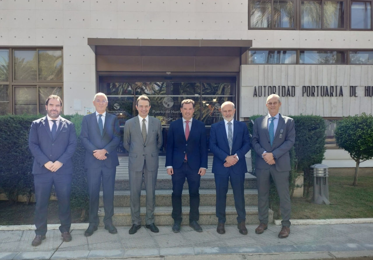 Foto de grupo de directivos después de una reunión