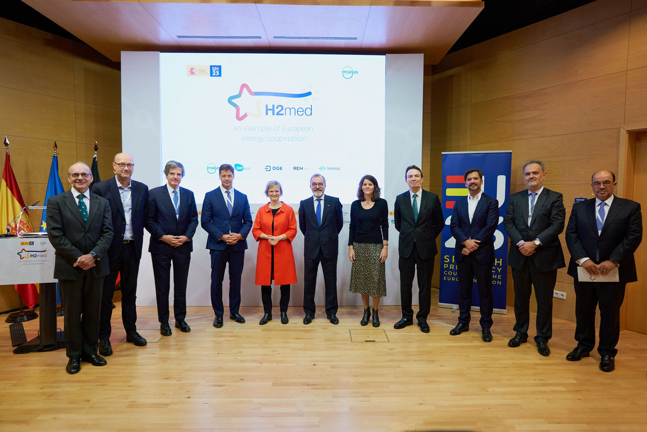 Fotografía de grupo capturada antes del inicio del evento sobre H2Med
