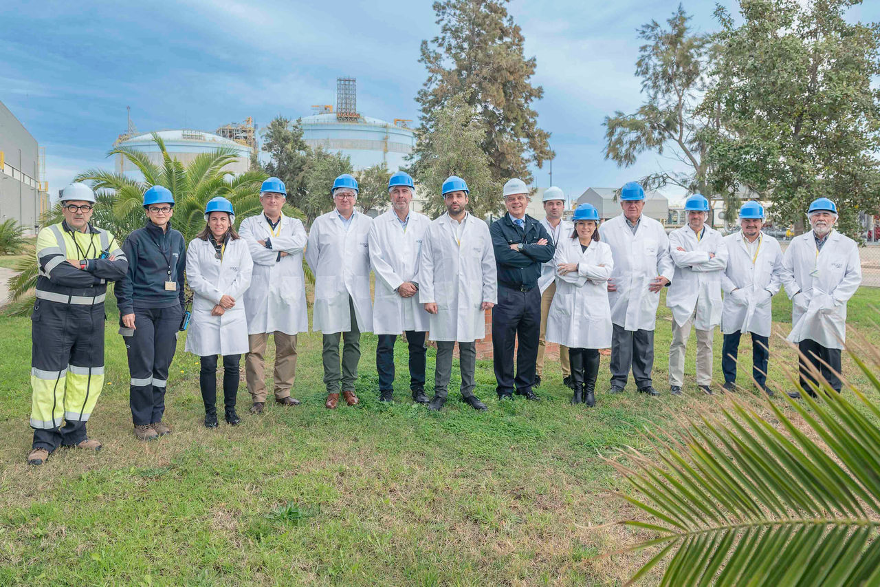 Fotografía grupal en una instalación