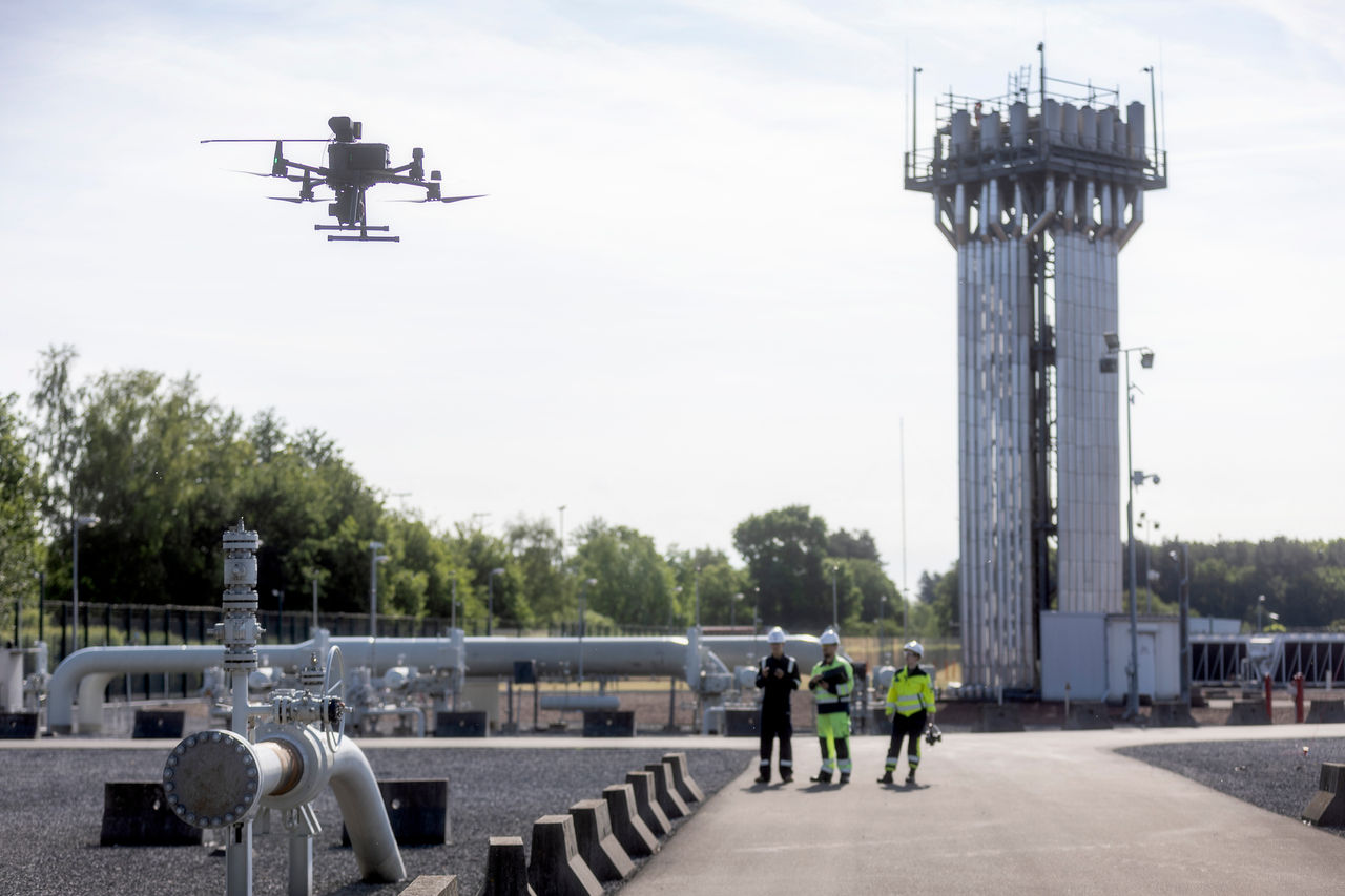 Investigadores realizando unas pruebas con dron en una infraestructura de Enagás