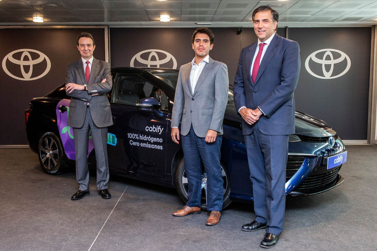 CEO de Enagás junto con un cabify marca Toyota