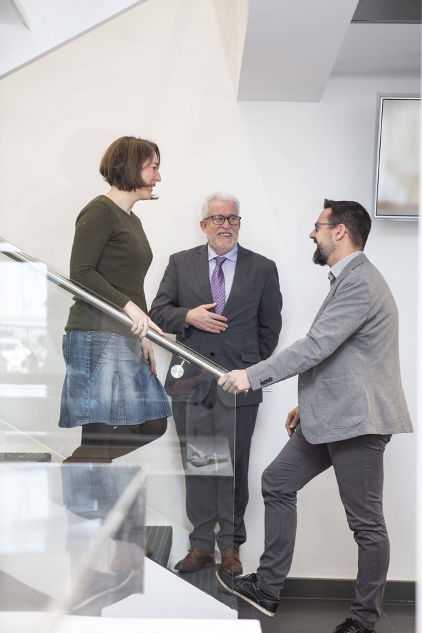 Profesionales manteniendo una conversación