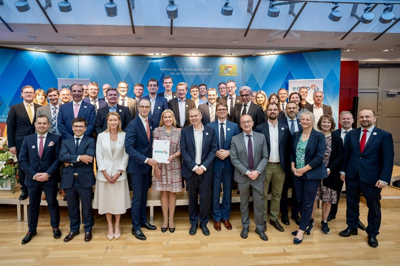 Foto de grupo en la ceremonia de entrega a Kadri Smson de los principios generales de los estatutos y reglas internas de ENNOH.