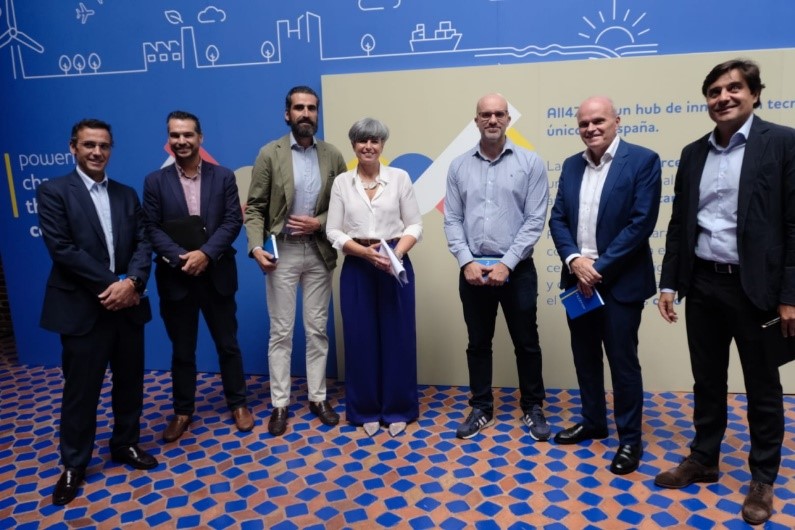 Foto de cierre grupal en un evento