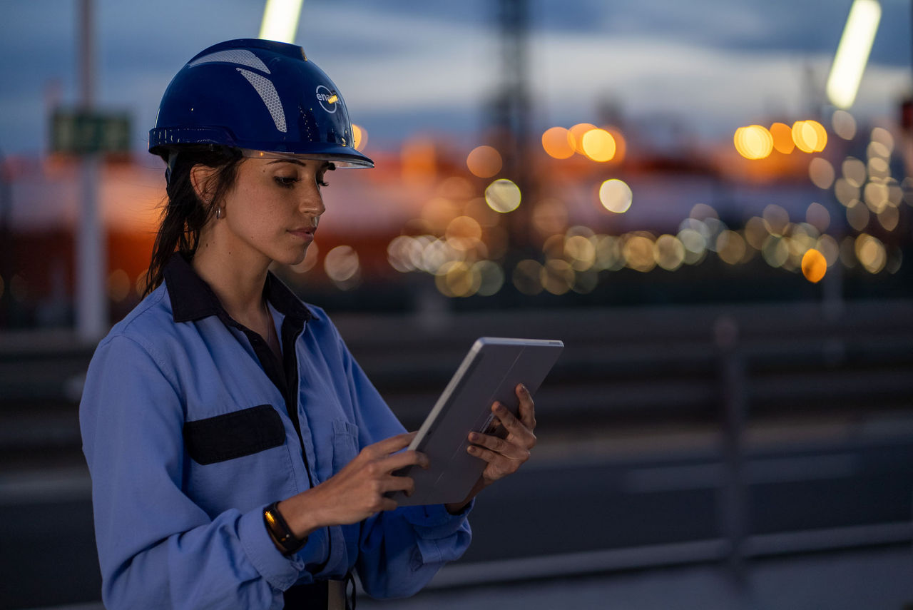 Trabajadora en una terminal de Enagás
