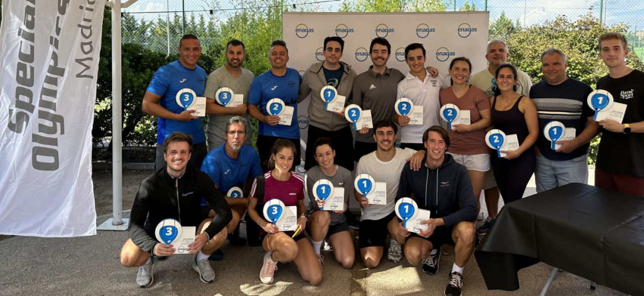 Empleados de Enagás en un torneo benéfico de pádel