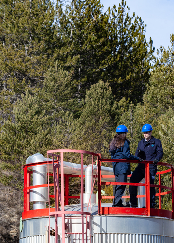 Dos operarios en una plataforma