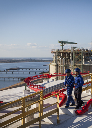 Dos operadores caminando por una terminal